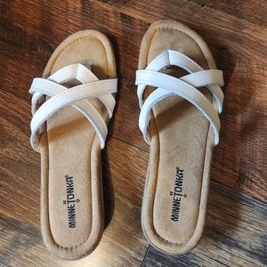 Minnetonka Sunny Thong Sandals, white size 7.